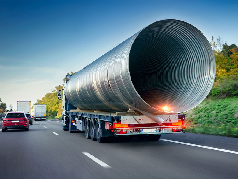 Schwerlast-LKW mit einer großen zylinderförmigen Zuladung - LKW-Basiswissen erklärt